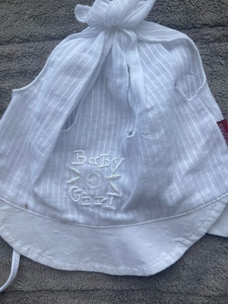 #cepure zīdainim/balta,aizmugurē savilkta, vasaras/balta roze/balts uzraksts/43cm