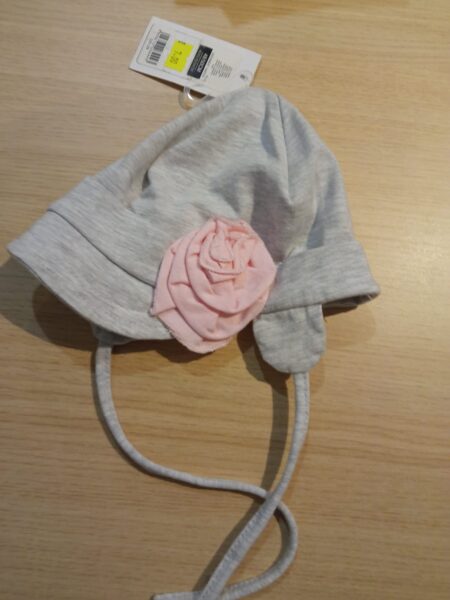 Cepure ar nagu, pel;eka ar rozā puķi,sasienama