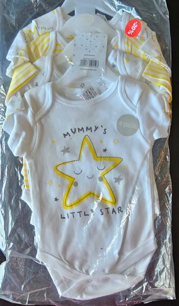 # body kompl. 4 gab. balts ar dzeltenām nokrāsām un zvaigznēm 74cm/6-9 mēn