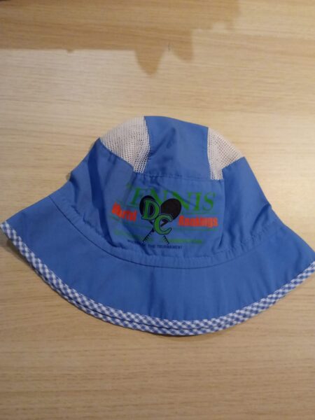 Platmale tumši zilā krāsā ar rūtainu maliņu un uzrakstu teniss savelkama iekšpusē, ar vēdināmu galvas sānu augšdaļu 52-54 izmērs