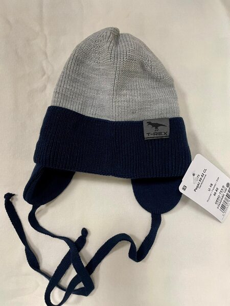 #Cepure puišu 50-52 cm, pelēka ar tumši zilu ausu daļu,sasienama,ādas uzšuve T-treks ar dinozauru/adīta/kokvilnas odere/strapsezona