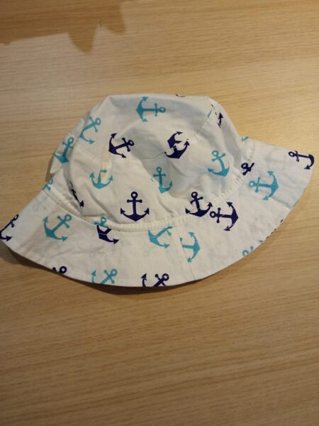 Platmale balta ar zaļiem un melniem enkuriem ar savelkamu iekšpusi 56 izmērs