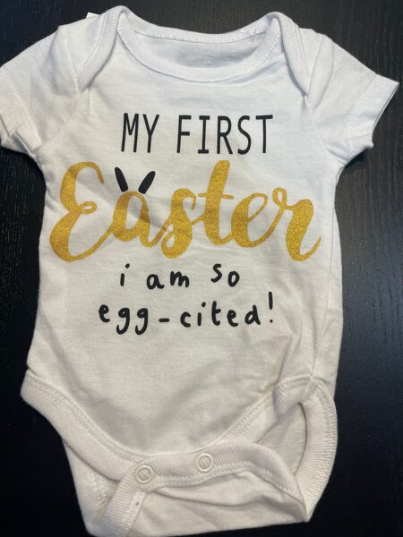 # īsroku body 56 cm, balts ar uzrakstu MY FIRST EASTER