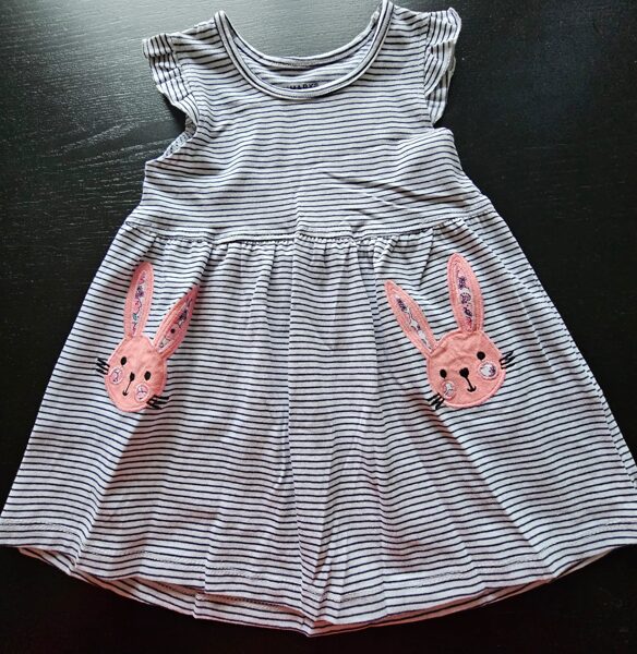 # kleita 80cm/9-12mēn/ balta ar melnām strīpām un rozā zaķiem