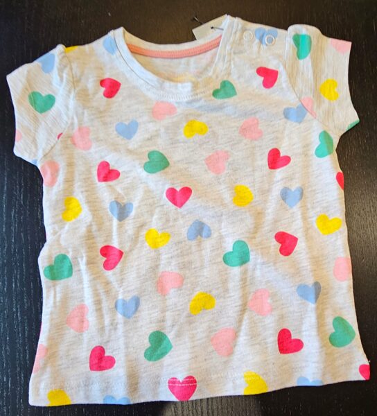 # īsroku krekls 74cm/6-9mēn/ pelēks ar krāsainām sirsniņām