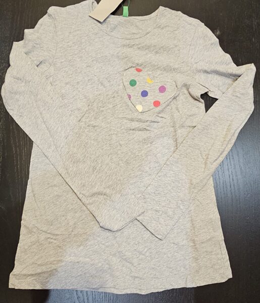 # garroku krekls pelēks ar kabatu sirds formā un krāsainiem apļiem 160 cm/ UNITED