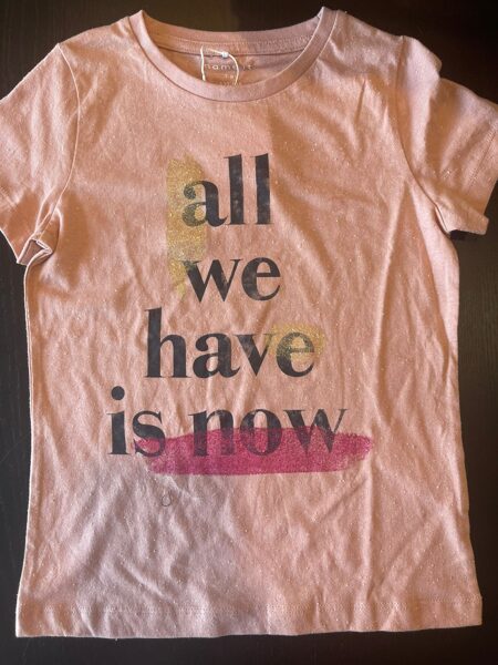 # Īsroku t krekls 122-128cm tumši rozā ar uzrakstu all we have is now/ NAME IT