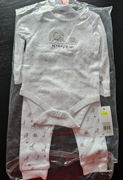 # garroku bodi balts ar zvaigznēm un ziloņiem un baltas bikses ar ziloni,žirafi un zebru