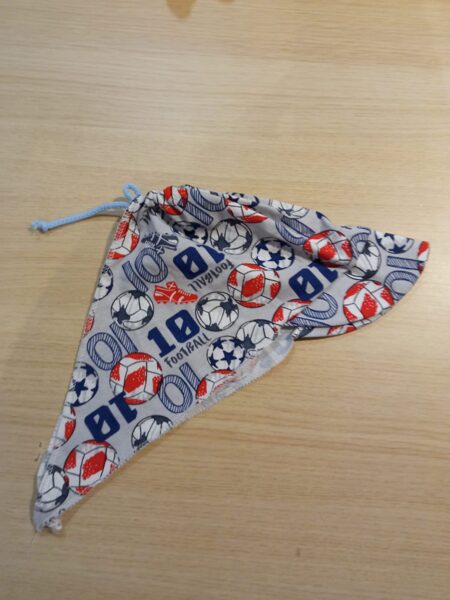 Plāna cepurīte-naģene pelēka ar bumbām zils-sarkans 10 sasienama aizmugure 40-44 izmērs