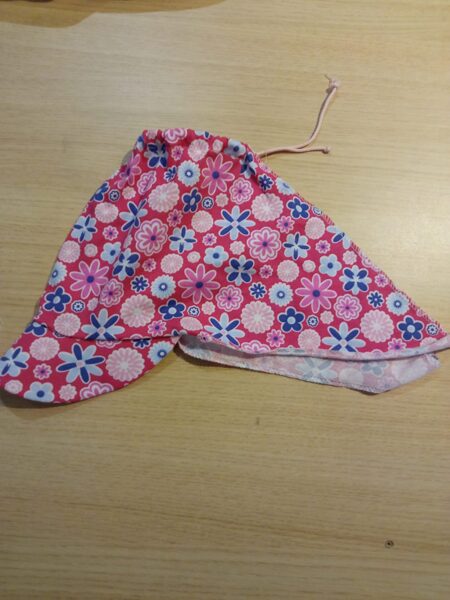 Lakatiņš ar mazu nagu, rozā ar puķēm sasienams