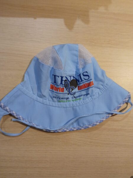 Platmale gaiši zilā krāsā ar rūtainu maliņu un uzrakstu teniss sasienama, ar vēdināmu galvas sānu augšdaļu 48-50 izmērs