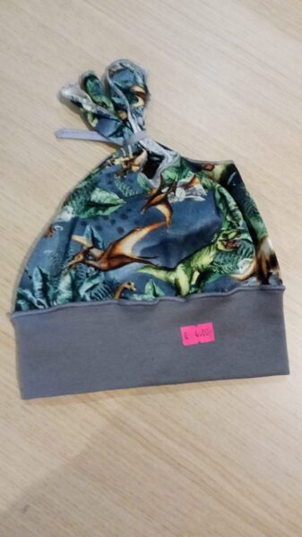 Plāna vasaras cepurīte ar sasienamu augšu ar dinozauriem 36-38 izmērs