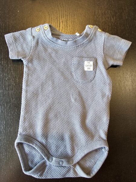 # bodijs zilgan-pelēks ar uzrakstu THE CUTEST ONE/56 cm