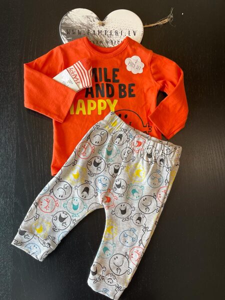# Kompl. 3in1 garroku oranž krekl ar uzrakstu SMILE AND BE HAPPY+bikses pelēkas ar smaidiņiem+zeķītes