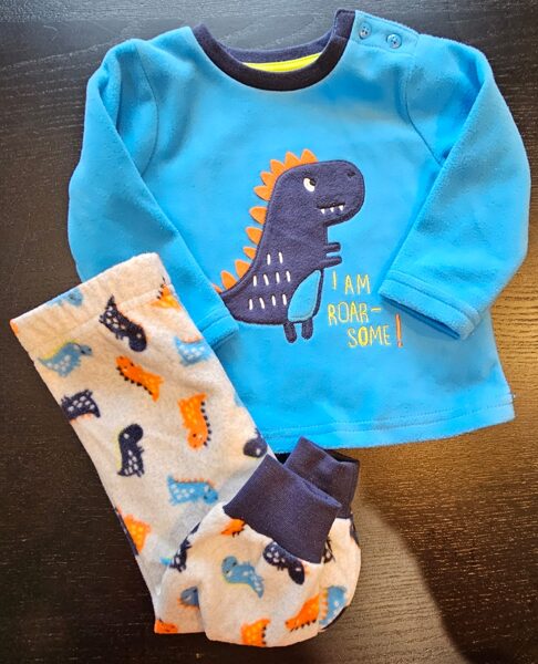# siltā pidžamma 74 cm/6-9 mēn augša zila ar dinozauru, apakša gaiši pelēka ar dinozauriem