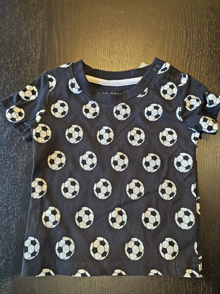 # īsroku krekls melns ar futbola bumbām 62 cm/0-3 mēn