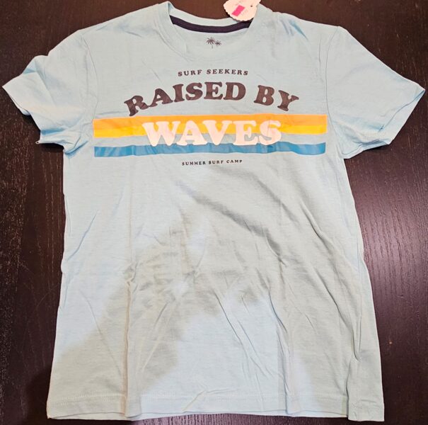 # T-krekl gaiši zils ar uzrakstu RAISED BY WAVES 146-152 CM