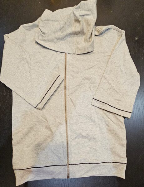 # JAKA AR ĪSĀM ROKĀM UN KAPUCI, PELĒKA, 130 CM/ UNITED