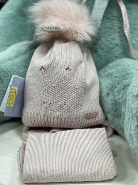 #Cepure adīta+šalle ar bumbuli/aizsienama/gaiša pūder akrāsa/ar kroni/40-42 cm