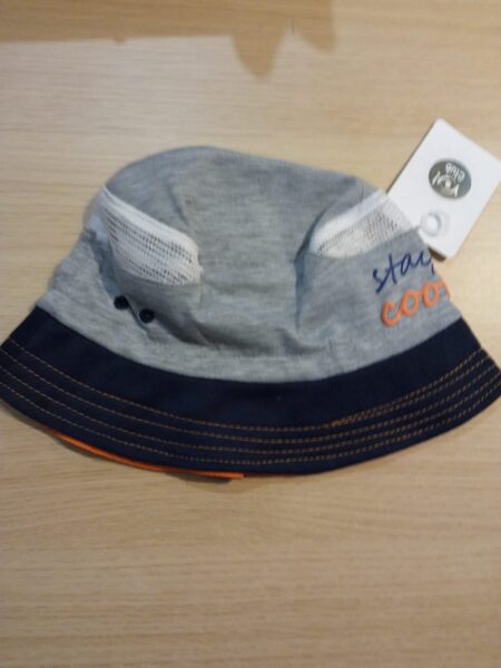 Platmale pelēka ar melnu plato malu, uzraksts stay cool, ar vēdināmu augšējo sānu daļu 46-48 izmērs