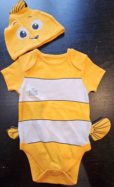 # bodijs zivs balts ar oranžu,+ oranža cepurīte ar acīm un muti 68-74cm/6-9mēn