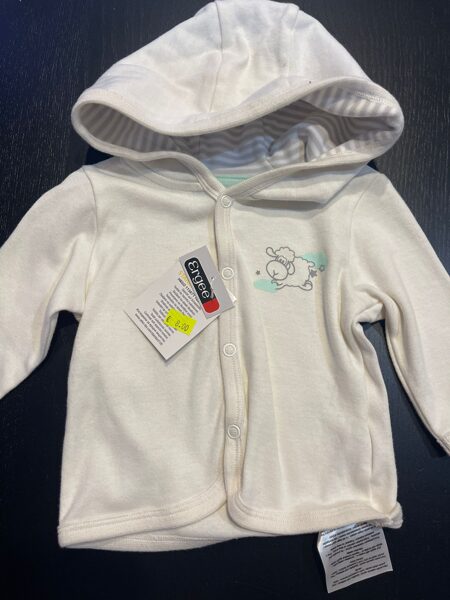 # balta jaka ar kapuci un aitas zīmējumu 56 cm