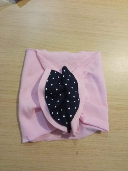 Galvas lenta/plata,rozā ar punktainu melnu lentu priekšpusē.