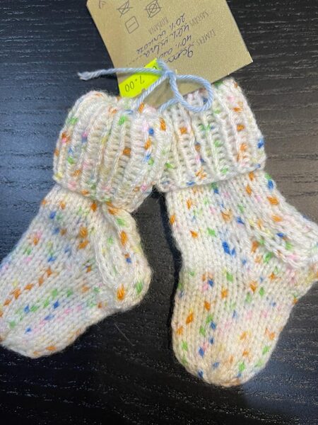 #adītas zeķītes/40%akrils/40%vilna/20%viskoze/9 cm/baltas ar raibumiem