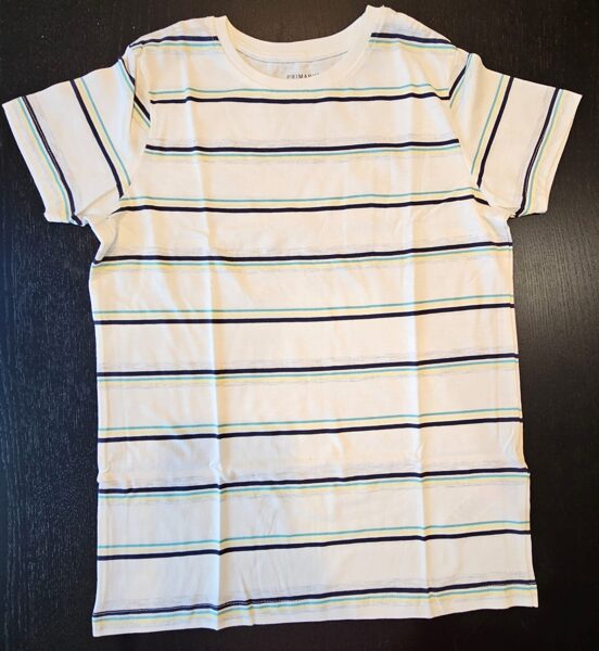 # T-krekls balts ar melnām,zaļām un dzeltenām strīpām 140cm/9-10 gadi