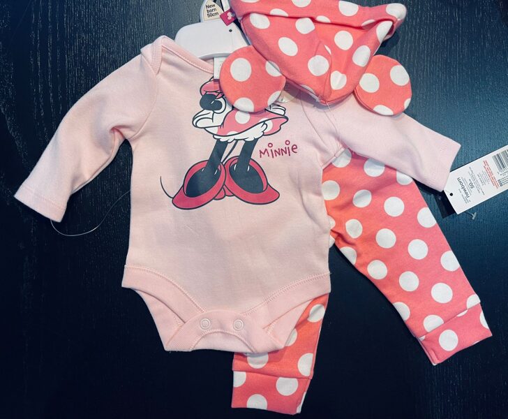 # kompl. 3in1/ 50 cm/ rozā body ar minnie+rozā bikses ar baltiem apļiem+ rozā cepurīte ar baltiem apļiem un ausīm