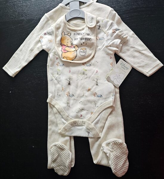 # kompl 4in1 80cm/9-12mēn/ bēšīgā krāsā ar vinnija pūka tematiku, priekšauts, bodijs,slīpijs un cepurīte