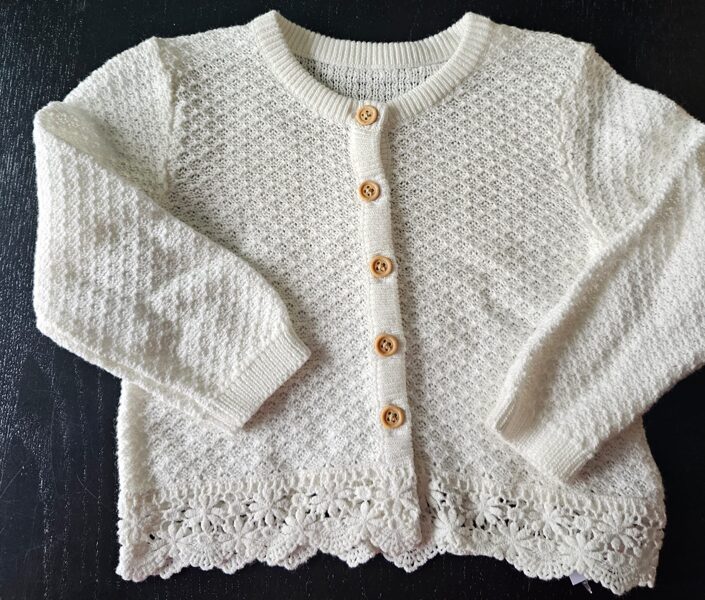 # adīta balta jaka ar cakiņām apakšā 74-80 cm