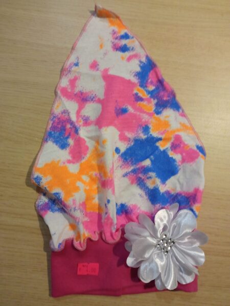 Lakatiņš raibs ar tumši rozā lentu un sun baltu puķi 30-36 izmērs