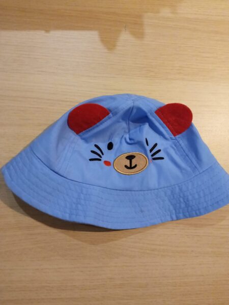 Platmale zila ar lāča sejiņu un sarkanām ausīm ar gumiju, kas iet zem zoda 46-48 izmērs