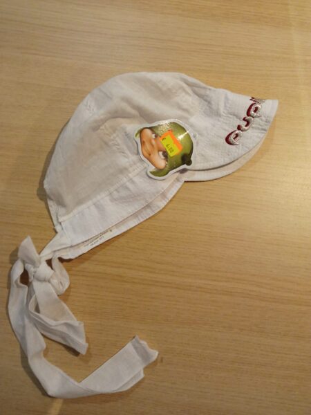 Plāna cepurīte-naģene balta ar uzrakstupupill, sasienama aizmugure 48-50 izmērs