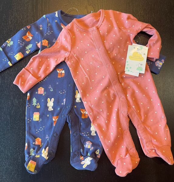 # 56 cm/ 2gab./ slīpiji ar aizlokāmām rociņām, tumši rozā ar sirsniņām un zils ar zaķiem,lapsām, mājām un eglēm