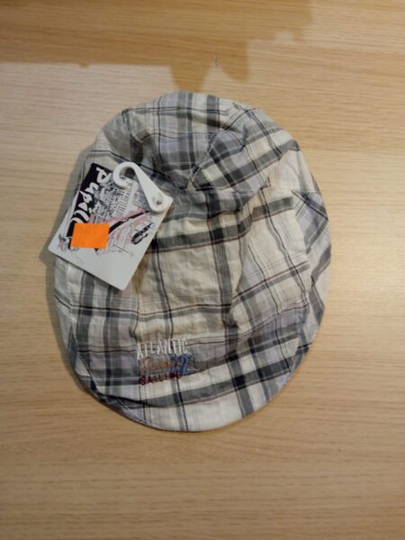 Vasaras cepure zēniem/ izmērs 48-50/ gaiša,pelēcīgi rūtaina ar nagu/aizmugurē gumija