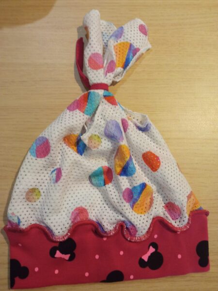 Cepure lakatiņs ar elpojošu augšu, balts ar krāsainiem apļiemun tumši rozā apakšu ar mikimausiem 36-40 izmērs