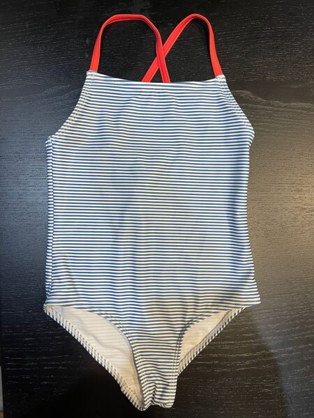 #Peldkostīms 114-119 cm/BALTS ar zilām svītrām+sarkanas lences/KIABI