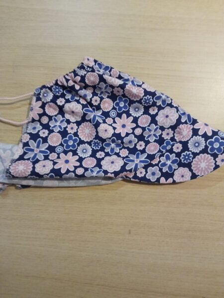 Lakatiņš ar mazu nagu, tumši zils ar puķēm sasienams