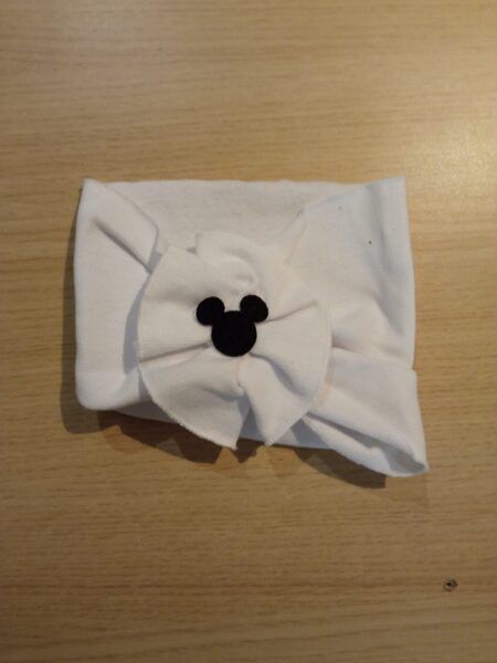 Galvas lenta/plata,blta ar  lentu priekšpusē uz lentas melns mikimaus