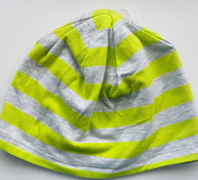 Puišu cepure/plāna ar oderi/gaiši pelēka ar spolgti zaļu/ platums 20 cm/dziļums 14 cm