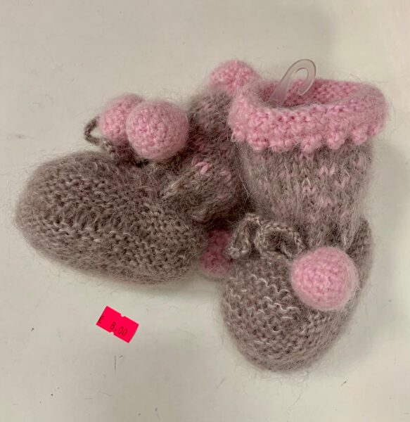 Adīti zābaciņi/Gaiši brūni ar rozā bumbulīšiem.