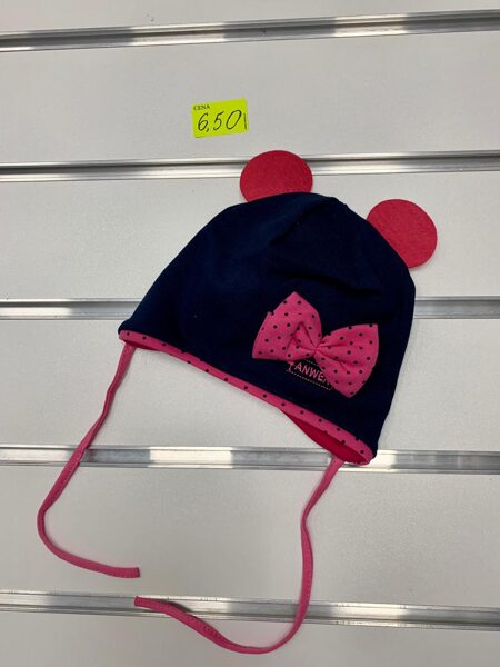 Pavasara cepure meitenēm/Melna ar sarkanām austiņām un rozā punktainu lenti/Izmēri paredzēti 1-3 gadi/Jāmēra.