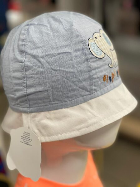 Vasaras cepure/izmērs 48-50/gumijota aizmugure/Gaiši zila, rūtaina ar baltu apmali, virsū zilonis.