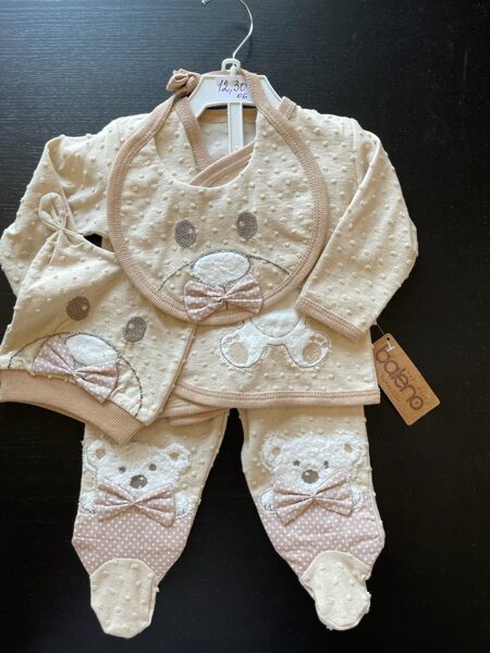 Komplekts jaundzimušajiem/0-3 mēn./Bēšs ar lācīti/Cepurīte+lacīte+cimdiņi+garroku krekliņš+bikses ar pēdiņām ciet.