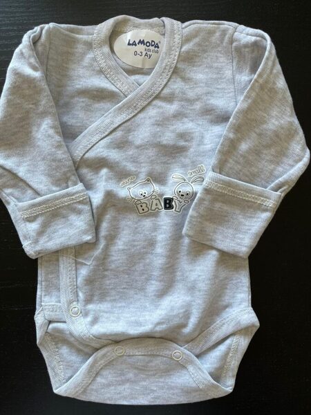 Garroku body/0-3 mēn./gaiši pelēks ar uzrakstu baby/pogājams priekšpusē, aizlokāmas rociņas/LaModa