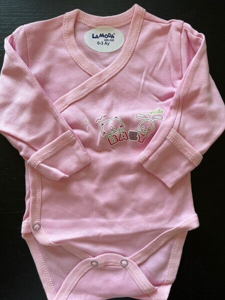 Garroku body/0-3 mēn./rozā ar uzrakstu baby/pogājams priekšpusē, aizlokāmas rociņas/LaModa