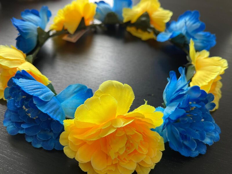 #Ziedu vainadziņš/ar ziliem un dzelteniem ziediem.