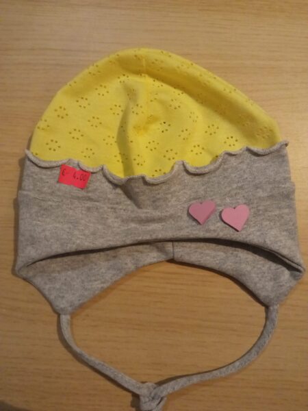 Cepure ar elpojošu augšu, pelēks ar dzeltenu un 2 sirsniņas 38-40 izmērs